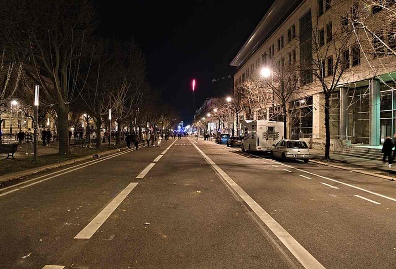 Unter den Linden - Descrição: Uma das avenidas mais famosas de Berlim, Unter den Linden é ladeada por tílias e repleta de marcos históricos, incluindo a Staatsoper e a Universidade Humboldt. A avenida liga o Portão de Brandemburgo à Ilha dos Museus - Localização: Mitte - Referências Históricas: Originalmente projetada no século XVI, a avenida foi um ponto central de Berlim ao longo da história