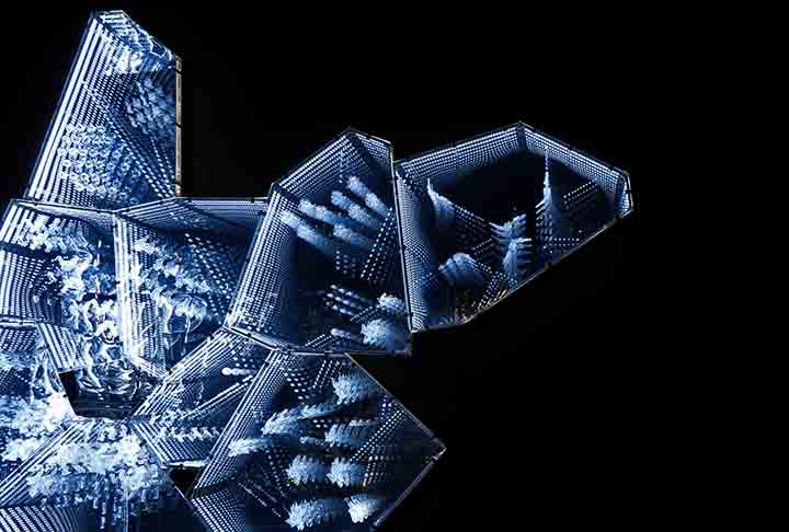 O corte dos cristais Swarovski é um dos aspectos que mais contribui para sua beleza. A marca utiliza técnicas de lapidação avançadas que maximizam o brilho e a dispersão da luz.