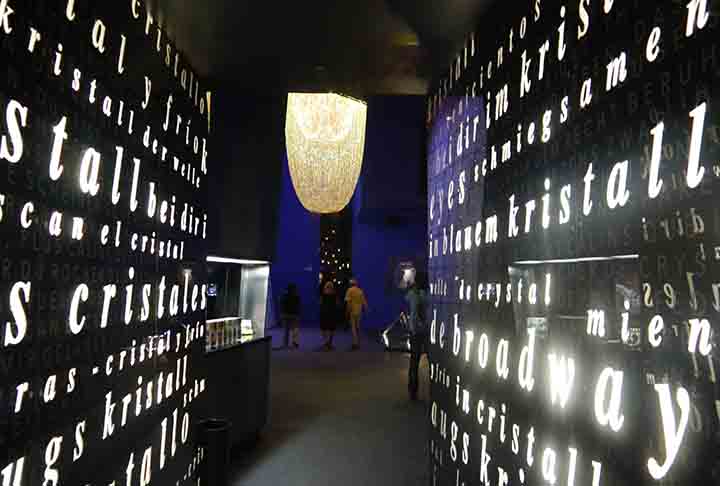 Cada cristal é cortado com precisão para criar facetas que capturam e refratam a luz de maneira deslumbrante, resultando em um brilho que imita o de diamantes. 