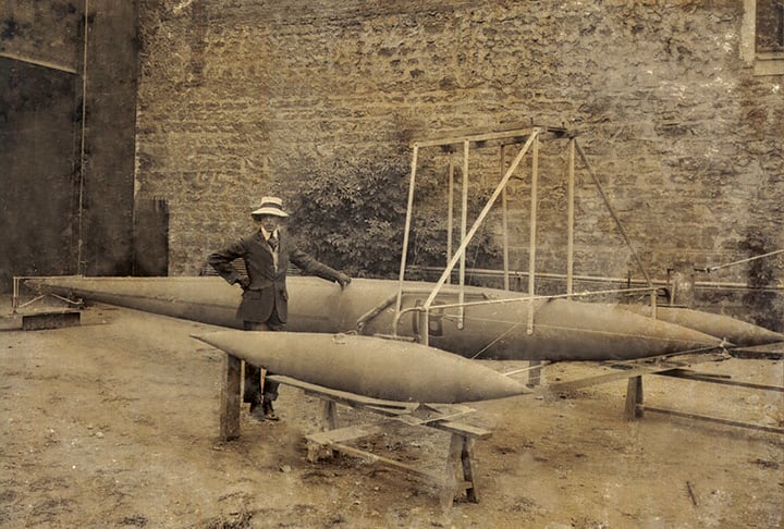 Ao longo dos anos, Santos Dumont ficou conhecido como Pai da Aviação por ter sido o homem que fascinou o mundo com sua criação: o avião. 