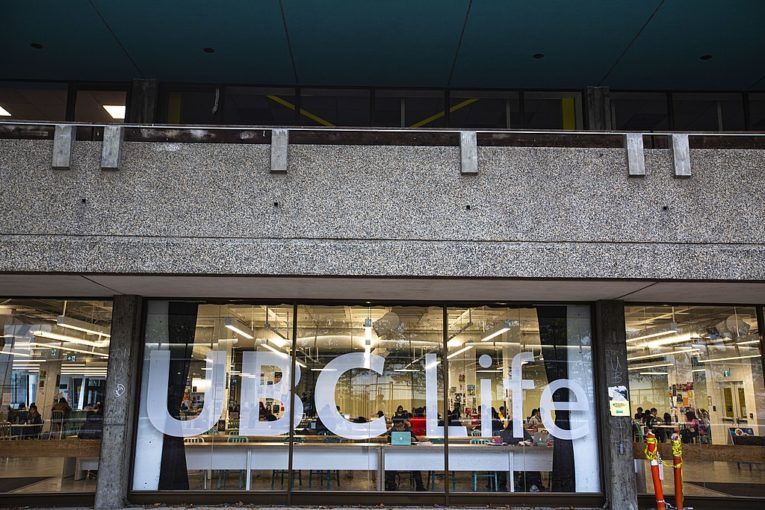 A tecnologia também havia avançado aos saltos, permitindo a ele - como a maioria dos estudantes durante a pandemia de Covid-19 - concluir algumas de suas aulas online.