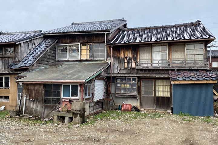 Por tradição, as akiya costumam ser herdadas e isso explica parte do problema. Com a queda nas taxas de natalidade, há muitos casos em que não há uma nova geração para receber o imóvel. 
