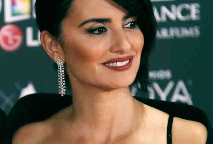 Penélope Cruz, a atriz espanhola vencedora do Oscar, tem sido uma defensora de muitas marcas de luxo e frequentemente usa joias Swarovski em eventos de alto perfil. Ela é conhecida por seu estilo elegante e sofisticado, e suas escolhas de joias ajudam a destacar seu glamour e charme.