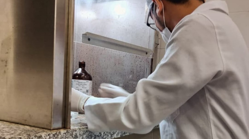 Leidivan no laboratório onde atua como pesquisador e pós-graduado em Biomedicina