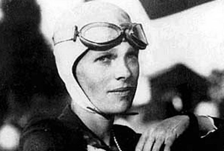 Em outubro de 1922, Amelia bateu recorde mundial para aviadoras, alcançando 4.200 metros de altitude. Em 1932, fez uma viagem transatlântica, dos EUA até a Irlanda do Norte, um feito histórico. Mas, ao tentar viajar ao redor do mundo, ela desapareceu.