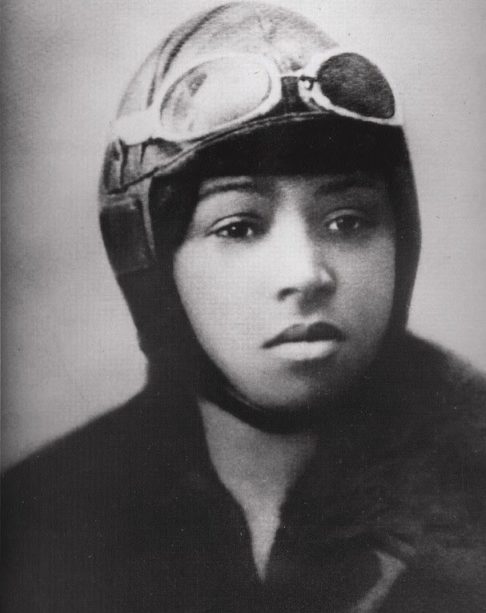 Bessie Coleman: Foi a primeira mulher afro-americana e a primeira nativa americana a obter uma licença de piloto internacional. Ela não conseguiu entrar em escolas de aviação nos EUA por causa da discriminação racial, então foi à França para aprender a voar.