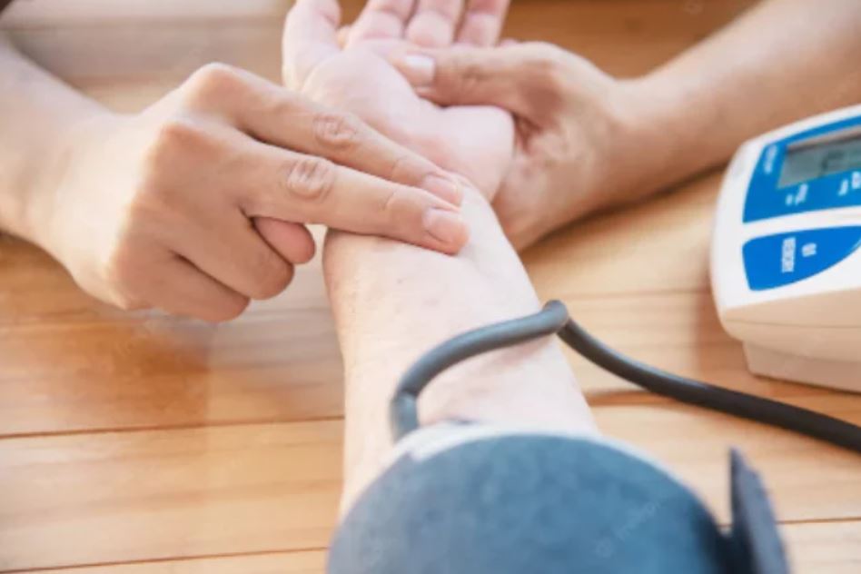 Em empresas grandes, os médicos do Trabalho são contratados para avaliação da saúde dos funcionários e conseguem detectar adulteração em laudos. 