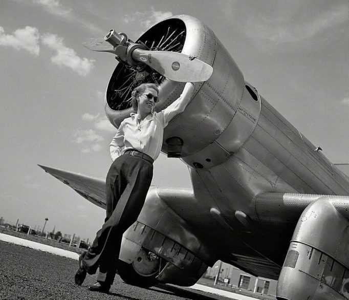 Em 1953, Cochran se tornou a primeira mulher a quebrar a barreira do som. Ela morreu em 1980, na sua casa em Indio, Califórnia, aos 74 anos.