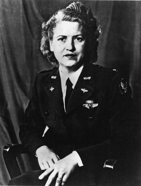 Jacqueline Cochran: Foi uma das pilotos mais renomadas dos EUA e quebrou muitos recordes de aviação ao longo da vida. Durante a 2ª Guerra Mundial, ela liderou o programa Women Airforce Service Pilots (WASP), que treinou mulheres para pilotar aviões militares. 