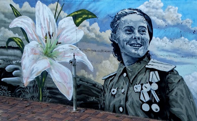 Lilya Litvyak: Foi uma aviadora de caça soviética que se tornou um ícone durante a Segunda Guerra Mundial. É amplamente conhecida como a primeira mulher a se tornar uma ás da aviação (piloto que abateu cinco ou mais aeronaves inimigas).
