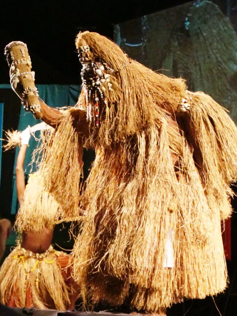 Obaluaiê (ou Omulu) é o Deus da peste. Médico dos pobres. Seu elemento é a terra. Carrega um xaxará, feixe de palha com búzios. Algumas oferendas: velas brancas, vinho rosé, coco, farofa, mel e pipoca. 