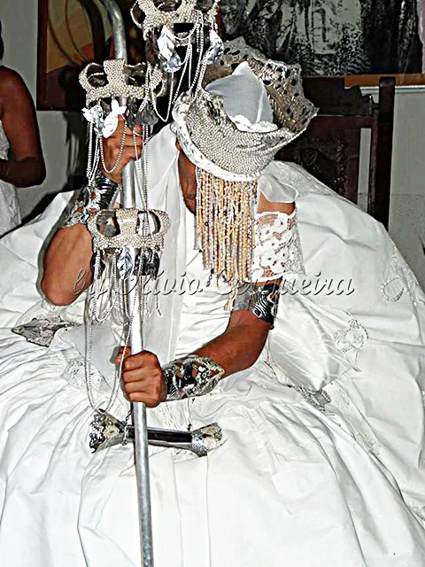 Oxalá é o pai, que espalha a fé pelo mundo. Representado como Oxaguiã (jovem) e Oxulafã (velho). Usa um oparoxó (cajado com adornos). Seu elemento é o ar. Recebe, entre outras oferendas, velas brancas, xinxim de galinha, peixes de água doce. 