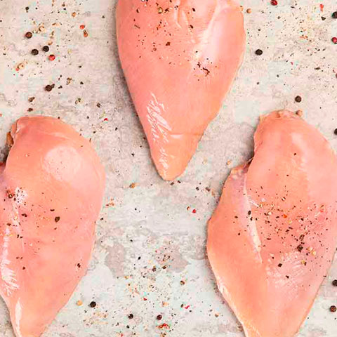 PEITO DE FRANGO -  Contém pouca gordura e menos calorias do que carne de boi ou de porco. Rico em proteínas, é responsável pela aquisição de massa magra na reconstrução do tecido muscular.