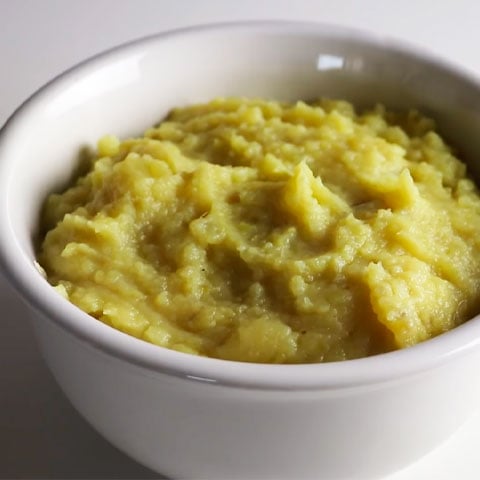 Uma opção é o purê de batata doce que, a exemplo do purê de batata inglesa, pode ser preparado com leite, em vez de manteiga, para ficar menos calórico. Alguns acrescentam pimenta do reino moída. 