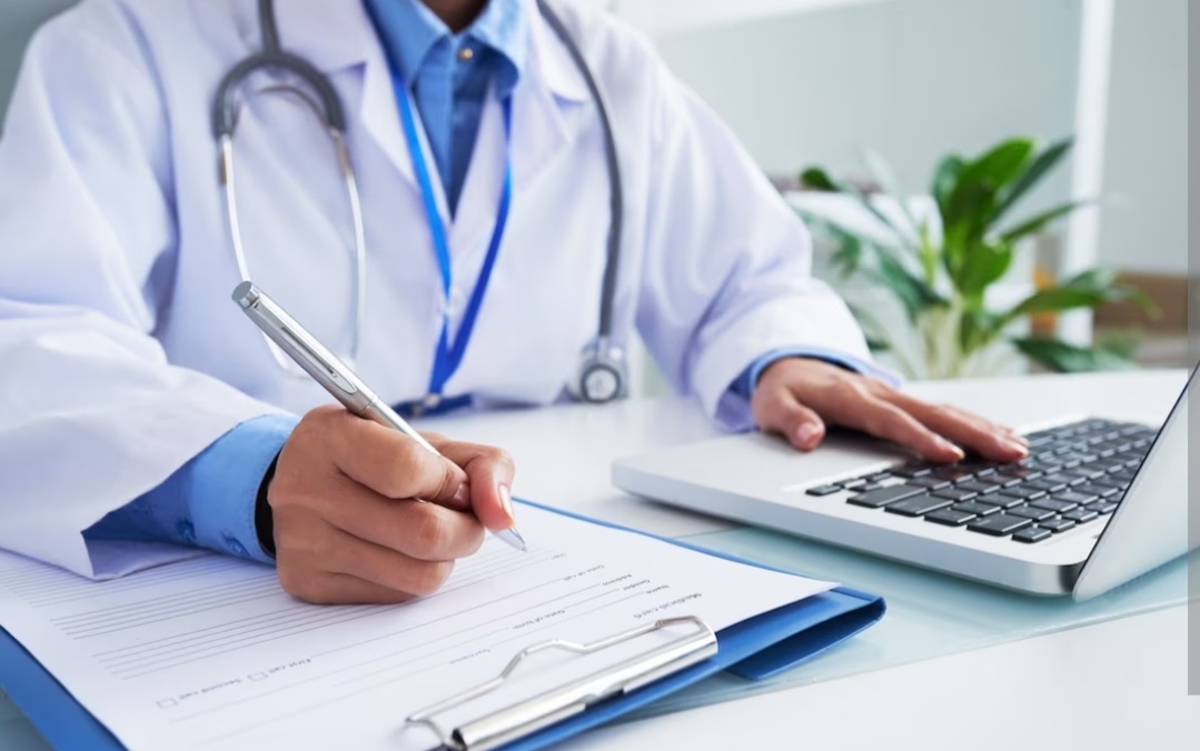 Quem quer comprar posta o pedido: Alguém vendendo atestado? E grupos são criados para troca de dicas sobre o assunto! Tudo proibido por lei. 