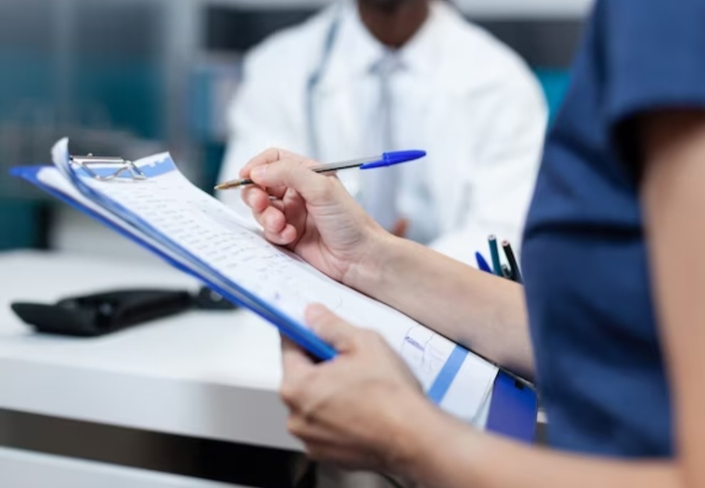 Já quem se utiliza de atestado médico falso ou alterado, de acordo com o Código Penal, comete o delito de uso de documento falso, com pena de detenção de 1 mês a 1 ano (artigo 304).