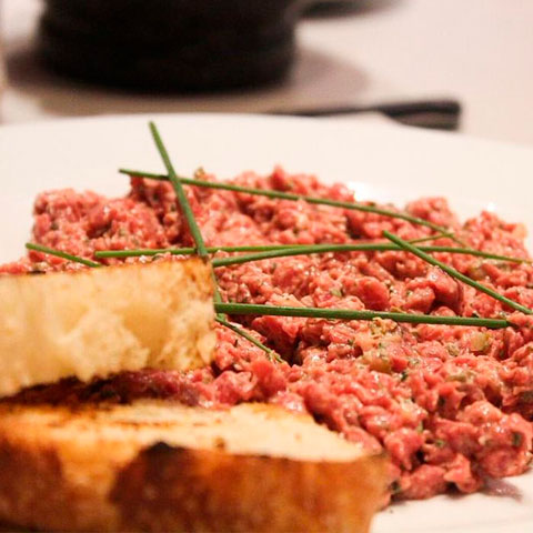 Também há as versões de carne moída ou o Tartare, que deve ser levar carne cortada em pequeninos pedaços com a faca.  Esse prato leva carne crua bem temperada e que pode ser acompanhada por ovo. .