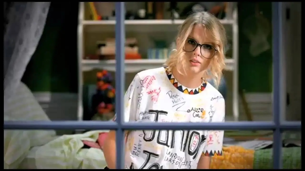 Lançado em 2008, You Belong with Me é uma das grandes marcas de Taylor Swift. A música já atingiu 1,5 bilhão de visualizações e é conhecida por seu estilo pop country e letras que falam sobre um amor não correspondido.