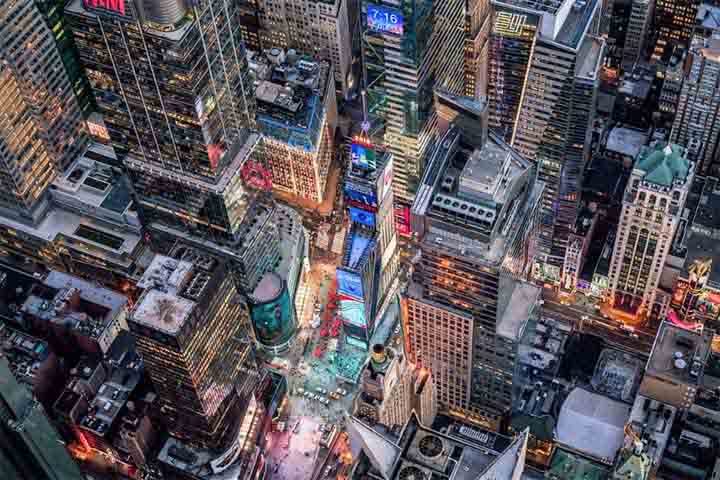Em Manhattan, a Broadway e sua usina de espetáculos teatrais também mereceu registros do fotógrafo aéreo. 