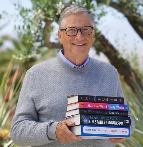 Além de seu trabalho filantrópico, Gates é autor de quatro livros nos quais compartilha suas visões sobre tecnologia, negócios e o futuro da humanidade.