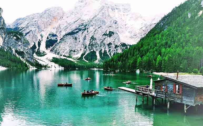 São fundamentais para pesca, agricultura e até turismo ecológico. Muitos povos tradicionais vivem ao redor de lagos e dependem diretamente deles para sua sobrevivência.