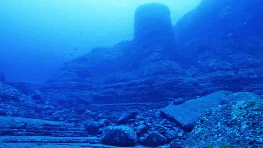 Chamado de Monumento Yonaguni, a estrutura tem cerca de 27 metros de altura.
