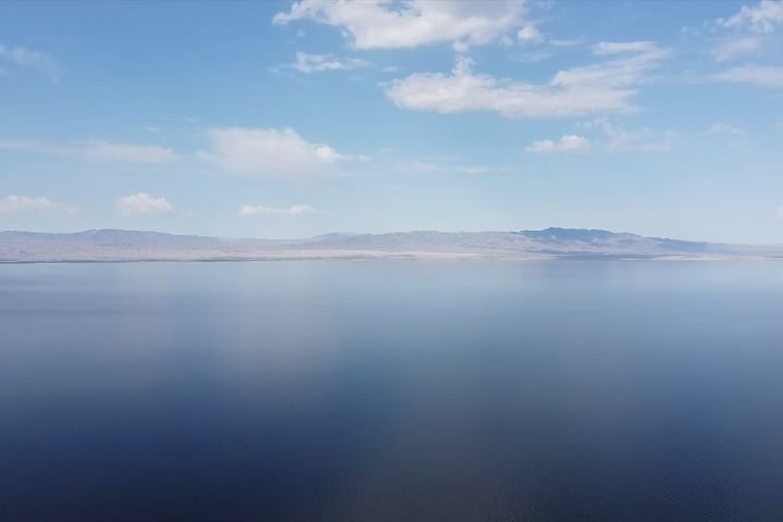 Ele se formou em 1905, quando o Rio Colorado transbordou e inundou um canal de irrigação perto de Palm Springs. 
