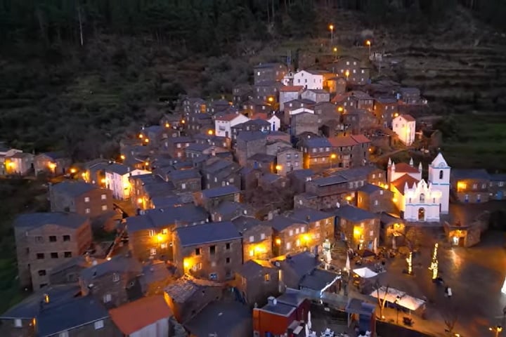 A região também é marcada por aldeias históricas, muitas delas de pedra, que mantêm vivas tradições centenárias, como Belmonte, Manteigas, Seia e Covilhã.