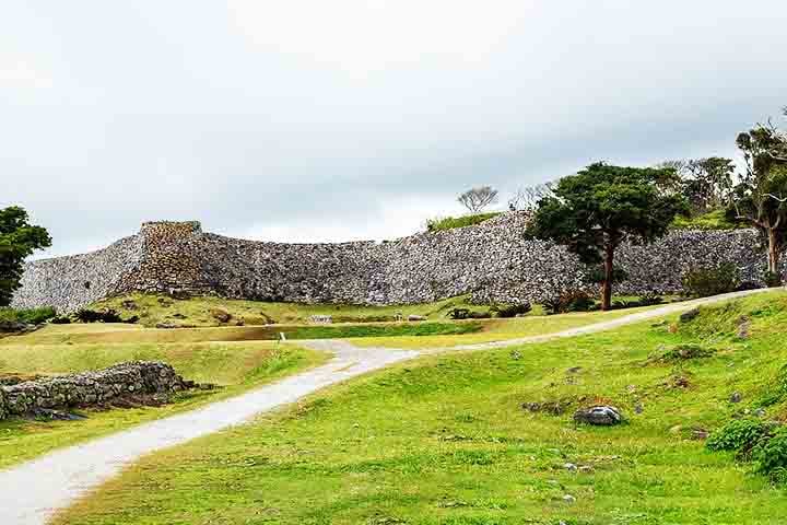 Esse conjunto de ilhas é conhecido não apenas pela sua beleza natural exuberante, mas também por sua rica herança cultural, distinta do restante do Japão.