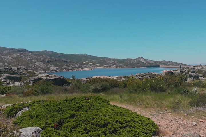 Quem quiser ver o Covão dos Conchos de perto precisa caminhar cerca de cinco quilômetros a partir da Lagoa Comprida. 