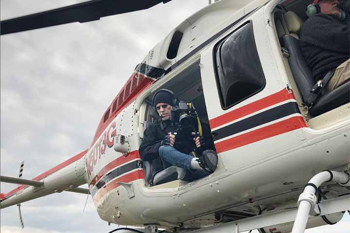 Donn Delson diz que quando o clima está favorável, sem ventos, gosta de se posicionar no estribo (suporte de pouso) do helicóptero para dar ainda mais qualidade aos cliques. 
