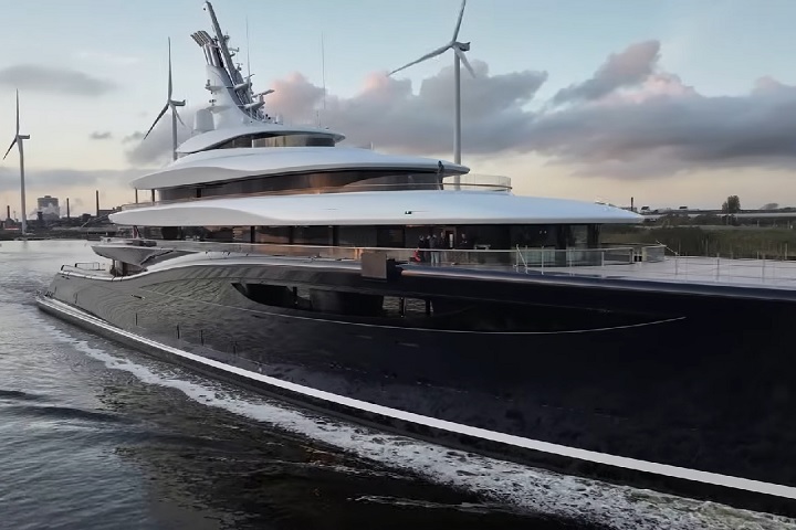 Com autonomia para cruzar o Oceano Atlântico a uma velocidade de 32 km/h, o Breakthrough pode hospedar até 30 passageiros e 43 tripulantes.