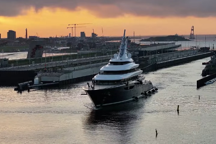 Do ponto de vista tecnológico, o iate é alimentado por dois tanques de hidrogênio líquido de 28 toneladas, permitindo que ele navegue de forma ecologicamente correta, sem emissões de carbono.