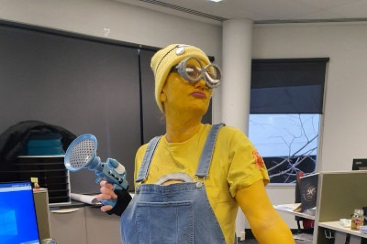 "Miss Minion" assim que Liesl se tornou conhecida no trabalho