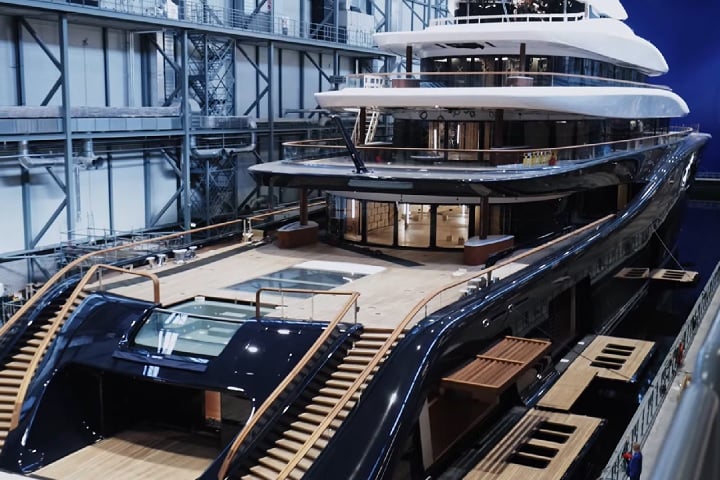 Especialistas do setor, como Jamie Edmiston, CEO da Edmiston (uma das maiores corretoras de superiates do mundo), classificam o Breakthrough como um divisor de águas e o iate mais extraordinário já construído.