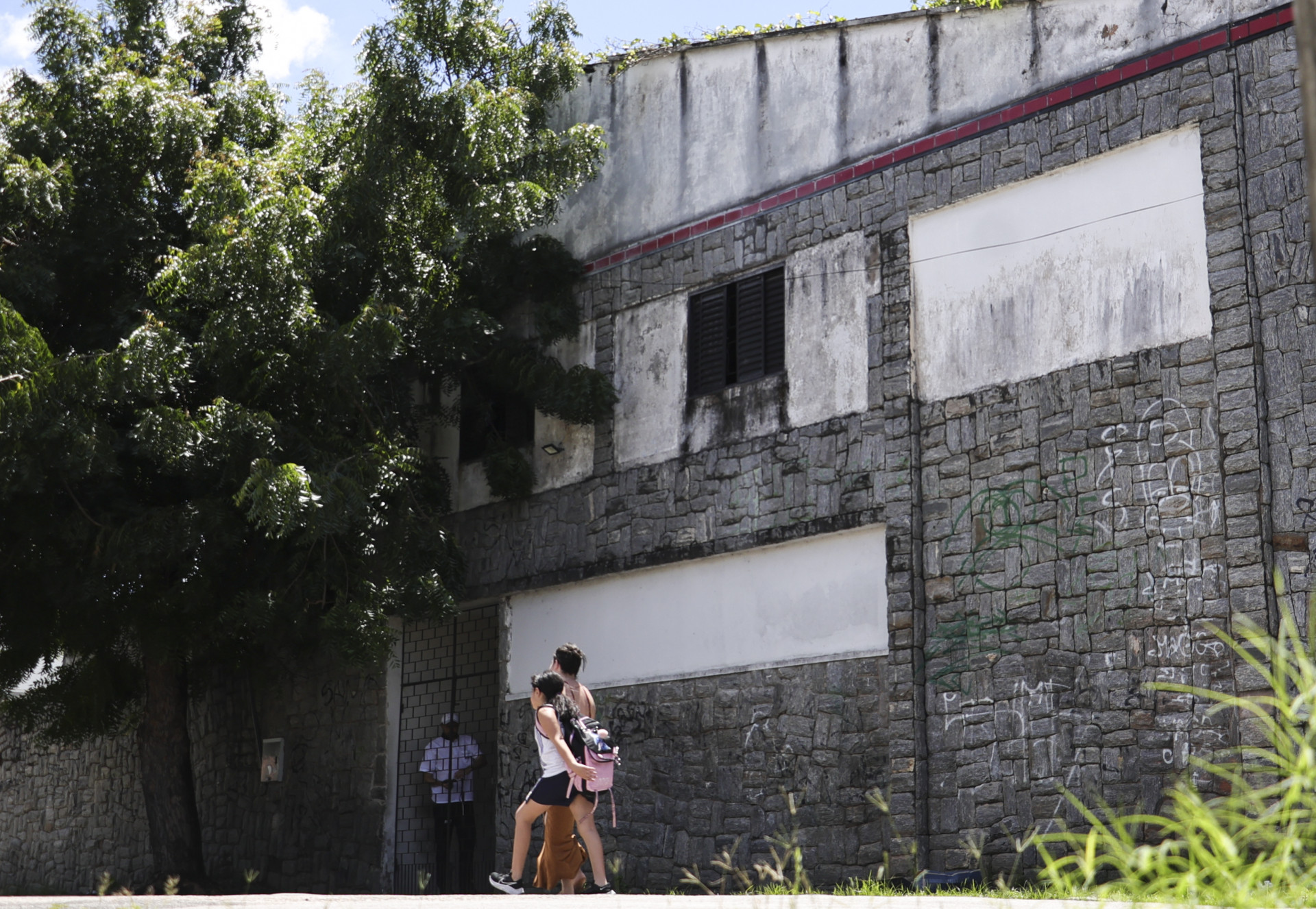 FORTALEZA, CEARÁ,  BRASIL- 24.04.2025: .Denúncias sobre falta de estrutura para o atendimento às pessoas em situação de rua, em um único abrigo municipal que atende mulheres e famílias, situado no bairro João XXIII. Fotos de fachadas(Foto:  /Daniel Galber Especial para O POVO)