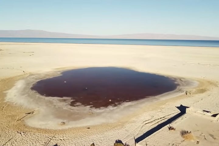 Por fim, um buraco gigante (dolina) espalha resíduos da irrigação das fazendas, piorando ainda mais a situação.