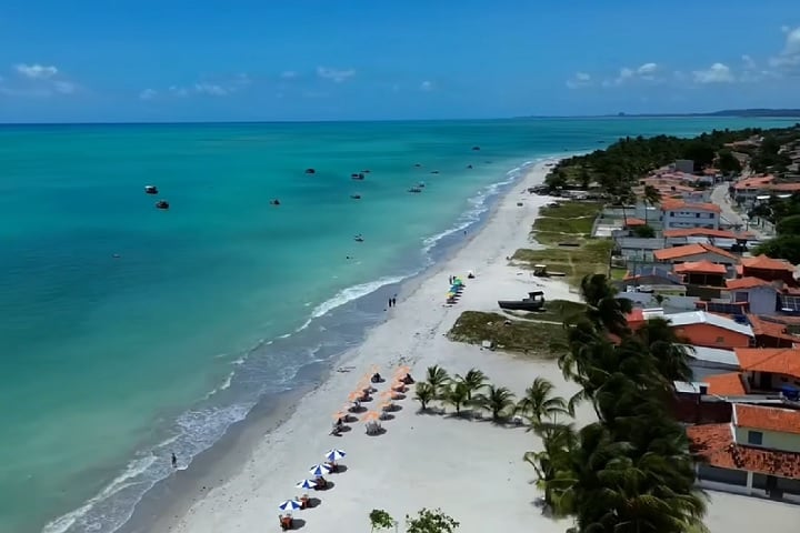 A Ilha de Itamaracá é um dos destinos mais encantadores do litoral norte de Pernambuco, situada a cerca de 40 km do Recife.