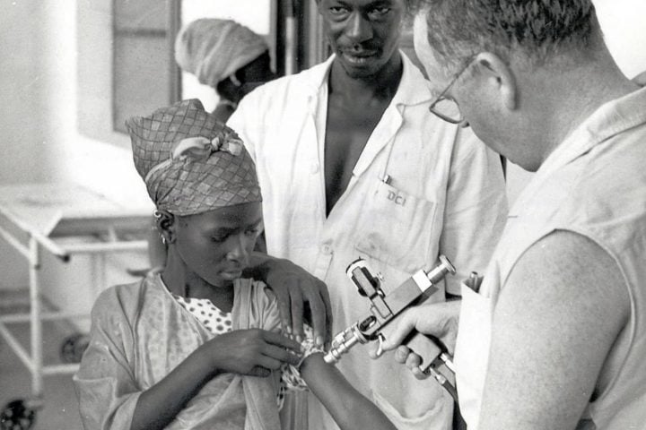 A primeira vacina da história data do final do Século 18. Era a da varíola, doença que matou mais de 300 milhões de pessoas no Século 20. A doença é considerada extinta desde 1979, graças à imunização mundial. 