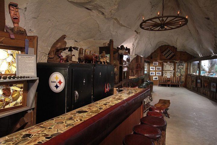 Hoje, a caverna funciona como um museu com algumas peças naturais e históricas, mas acaba sendo uma atração pequena e sem muito destaque.