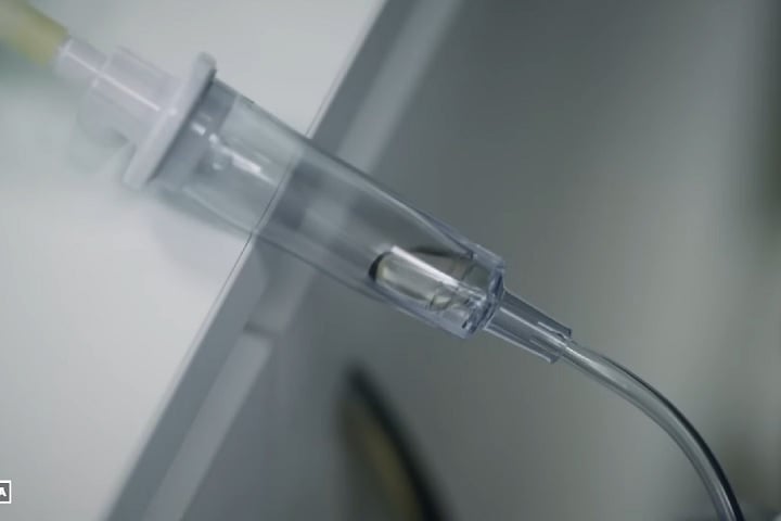 A médica Ramona Coelho, que atende pacientes vulneráveis em Ontário, afirma que o país perdeu o controle sobre o uso da eutanásia, tratando casos de sofrimento e pensamentos suicidas como pedidos legítimos para morrer, em vez de oferecer suporte e cuidados.