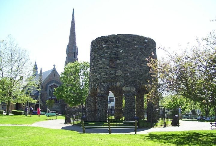 Sem uma história comprovada ou elementos interativos, a torre se resume a uma construção isolada e sem atrativos significativos. A falta de contexto histórico faz com que a visita seja desinteressante, especialmente quando comparada a outras atrações mais bem documentadas.