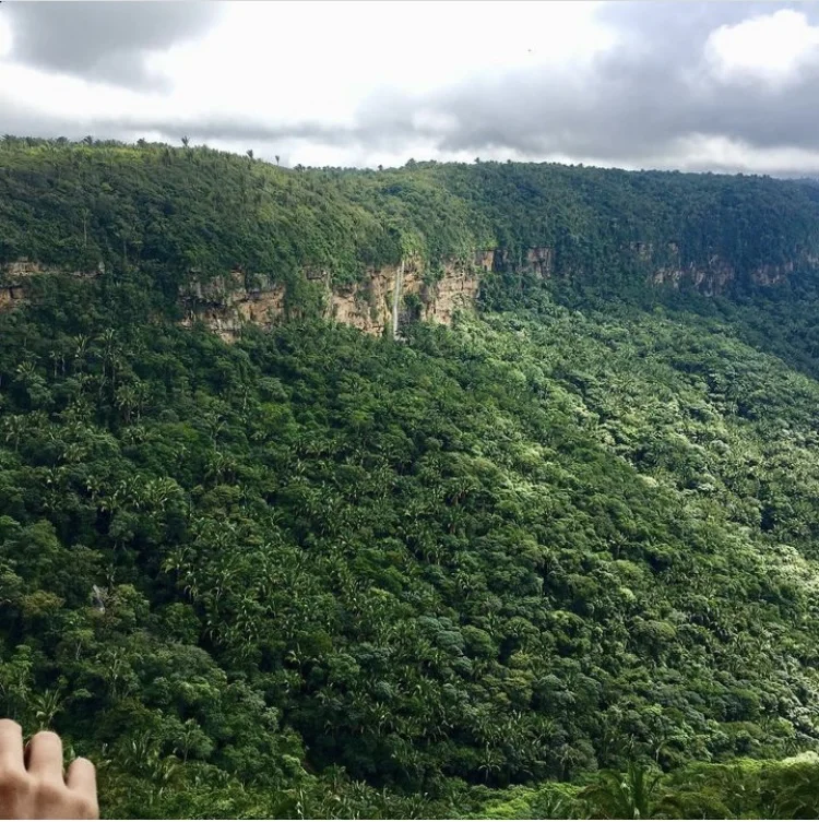 A cidade é um importante polo econômico e turístico da região, conhecida por suas belezas naturais, como cachoeiras, grutas e mirantes, que atraem visitantes em busca de ecoturismo e aventura.
