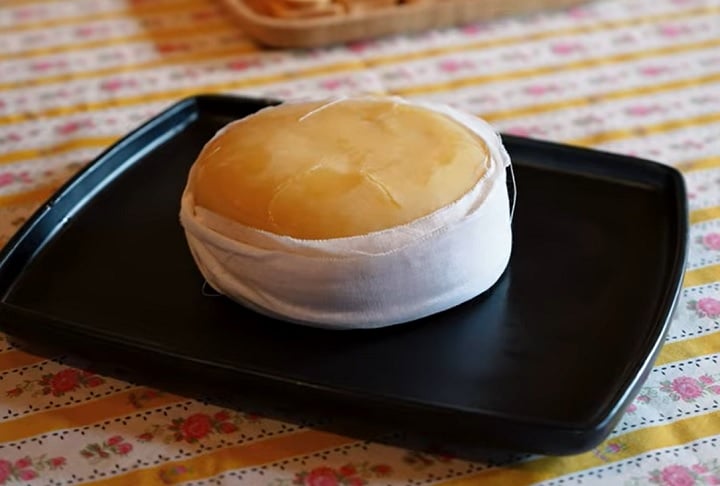 Além da sua beleza natural, a Serra da Estrela é famosa pelo Queijo Serra da Estrela, um produto tradicional feito com leite de ovelha e protegido por Denominação de Origem Protegida (DOP).