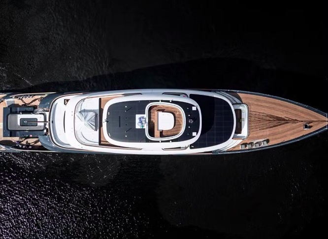 Com 118 metros de comprimento, a embarcação combina luxo extremo e tecnologia sustentável.