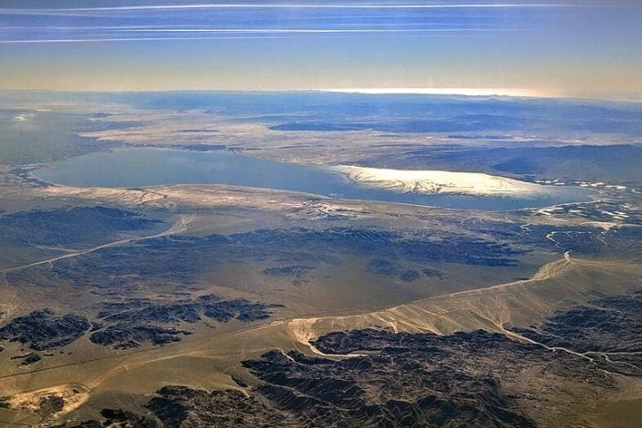 Além disso, empresas e órgãos do governo estão disputando o uso da região, pois há interesse em explorar o lítio e a água do subsolo que existem por lá.