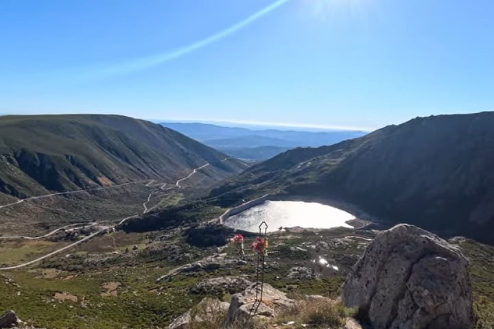 A Serra da Estrela, onde o Covão dos Conchos está localizado, é a mais alta cordilheira do país continental, atingindo o seu ponto culminante na Torre, com 1.993 metros de altitude.