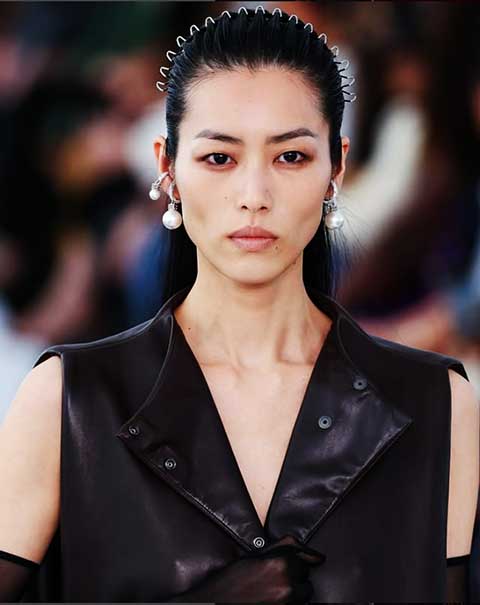 A chinesa Liu Wen é considerada uma das modelos asiáticas mais influentes da atualidade — e seu rosto conquistou 91,23% de simetria segundo o estudo. De Silva elogiou a proporção entre nariz e queixo, além da delicadeza dos traços.