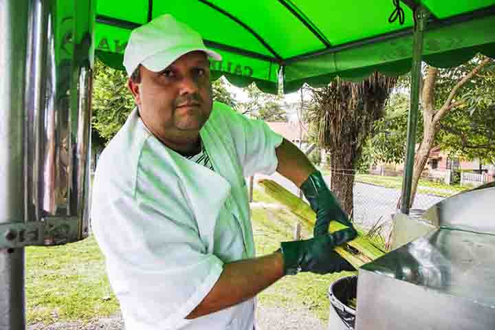 Mais do que um simples lanche, o pastel com caldo de cana é uma verdadeira instituição cultural no Brasil, fazendo parte do cotidiano de milhões de pessoas.