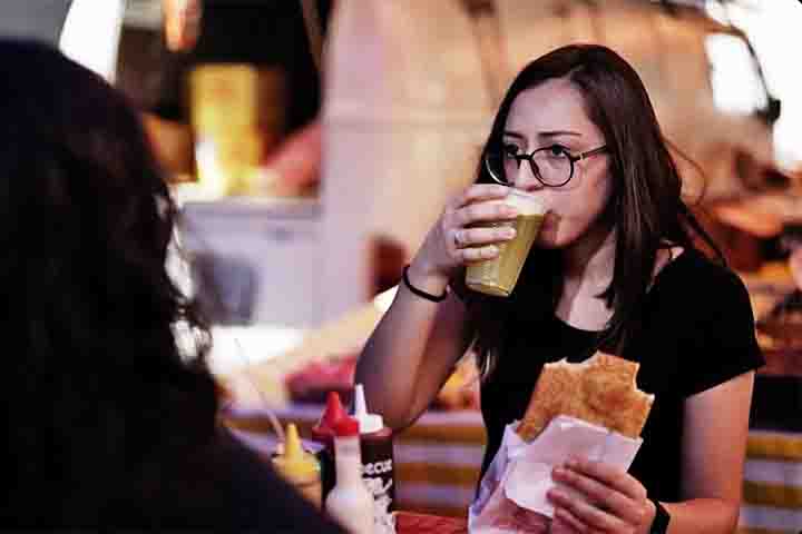 São protagonistas nas feiras de rua, pontos de encontro entre vizinhos, comerciantes e consumidores. Muitas famílias têm o costume de visitar feiras aos fins de semana para saborear um pastel fresquinho acompanhado do suco de cana gelado.